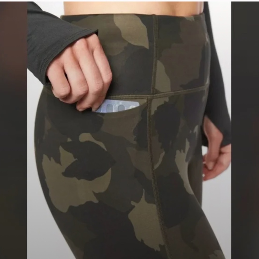 Athleta Ultimate Stash Pocket Camo 7/8 Tight , S - Picture 3 of 7